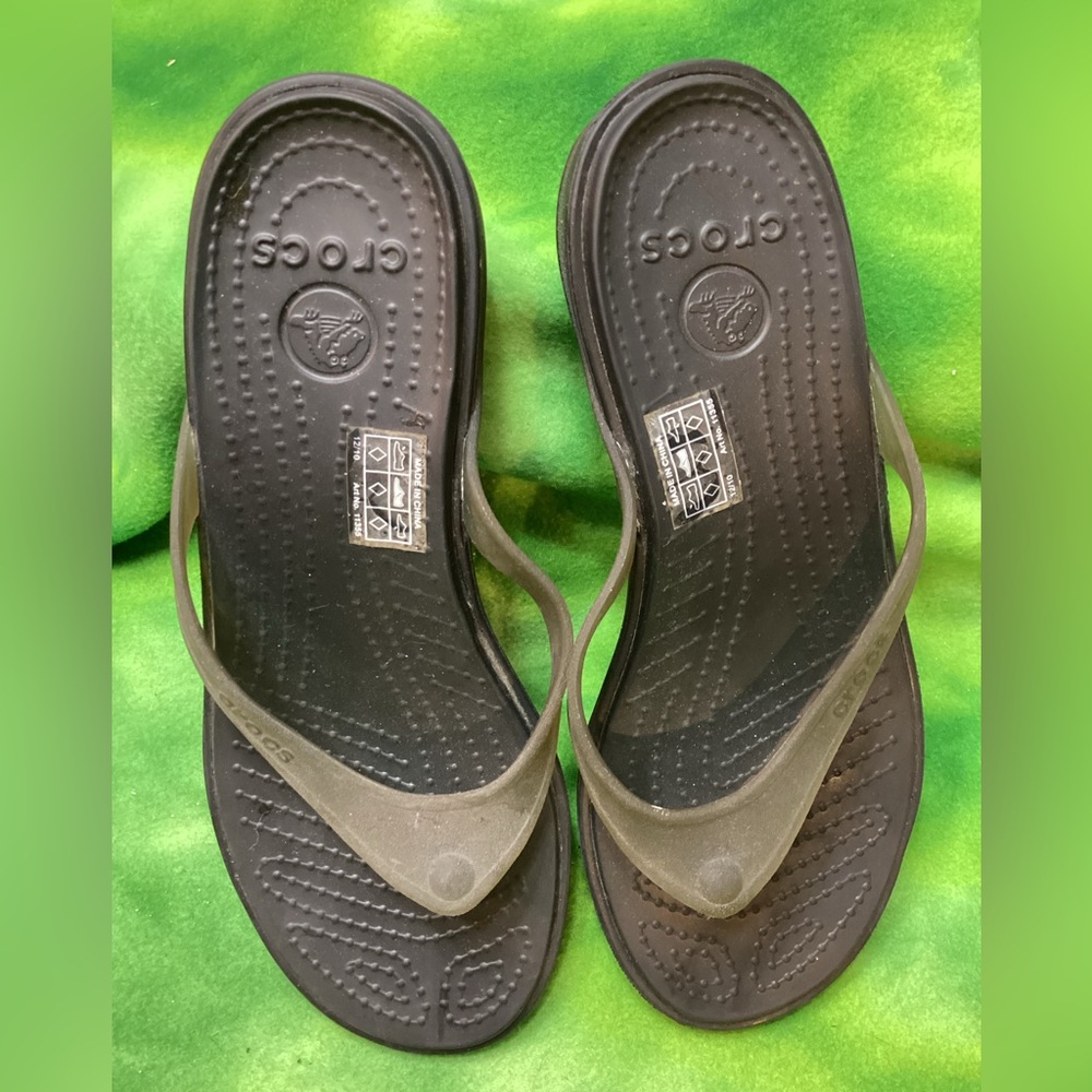 CROCS Capri IV Womens 8 Black Green Straps Sporty Flip Flops Thongs Sandles